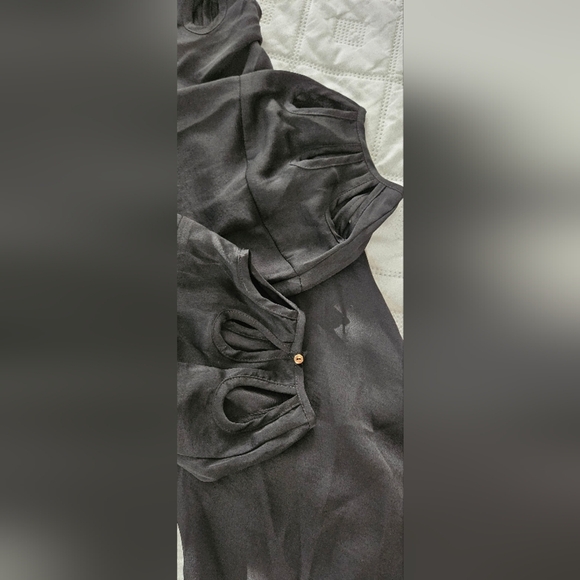 πElegant Black Blouse/Top with Cutout Design Size XS Also Fits As Size Smallπ - Picture 3 of 6